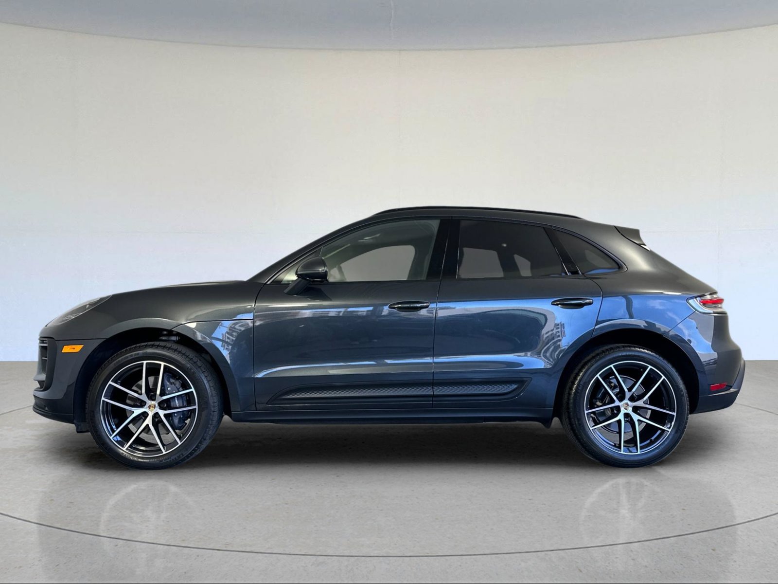 Certified 2024 Porsche Macan AWD/4WD image 2