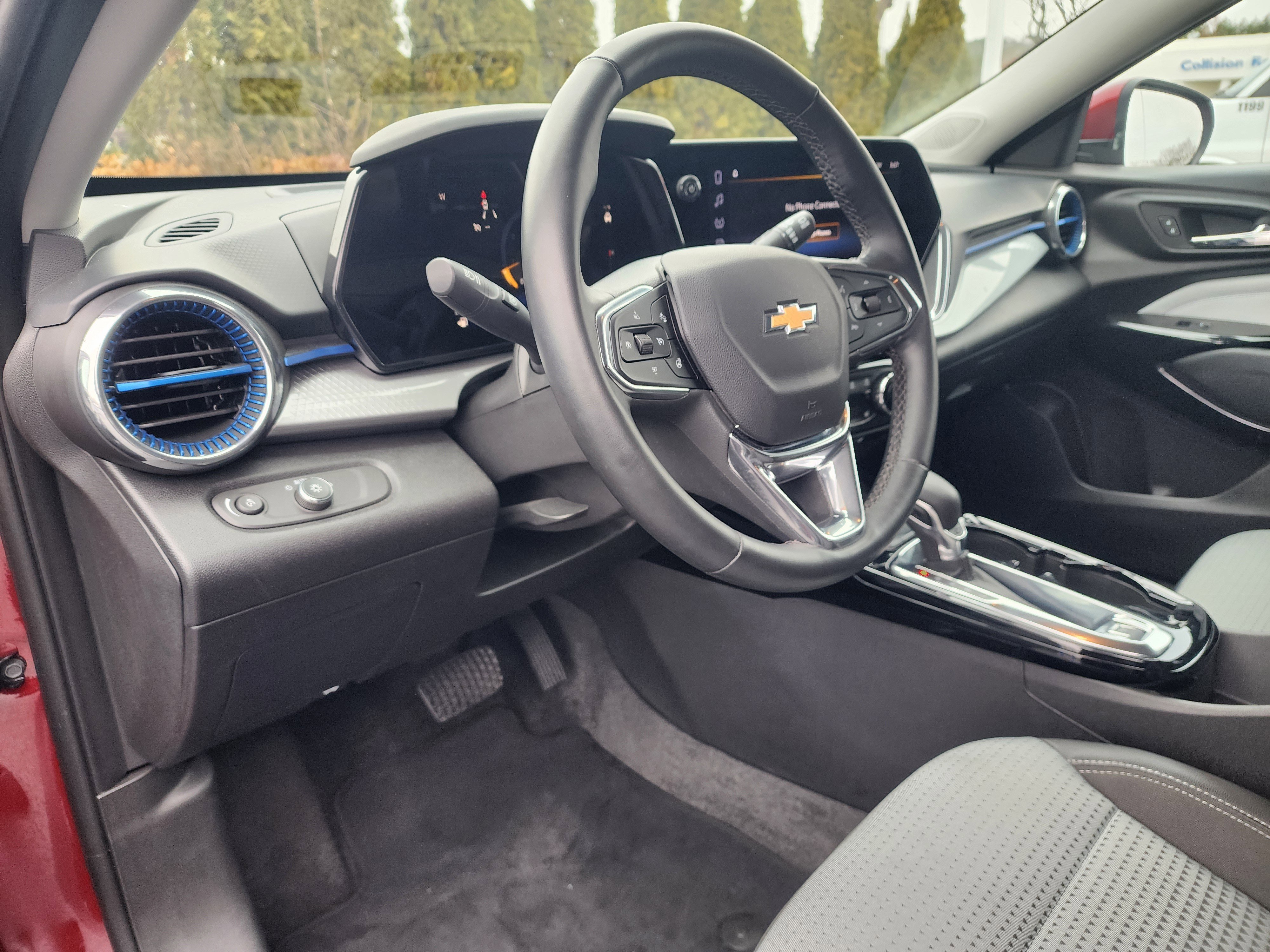 Used 2025 Chevrolet Trax LT w/ LT Convenience Package image 22