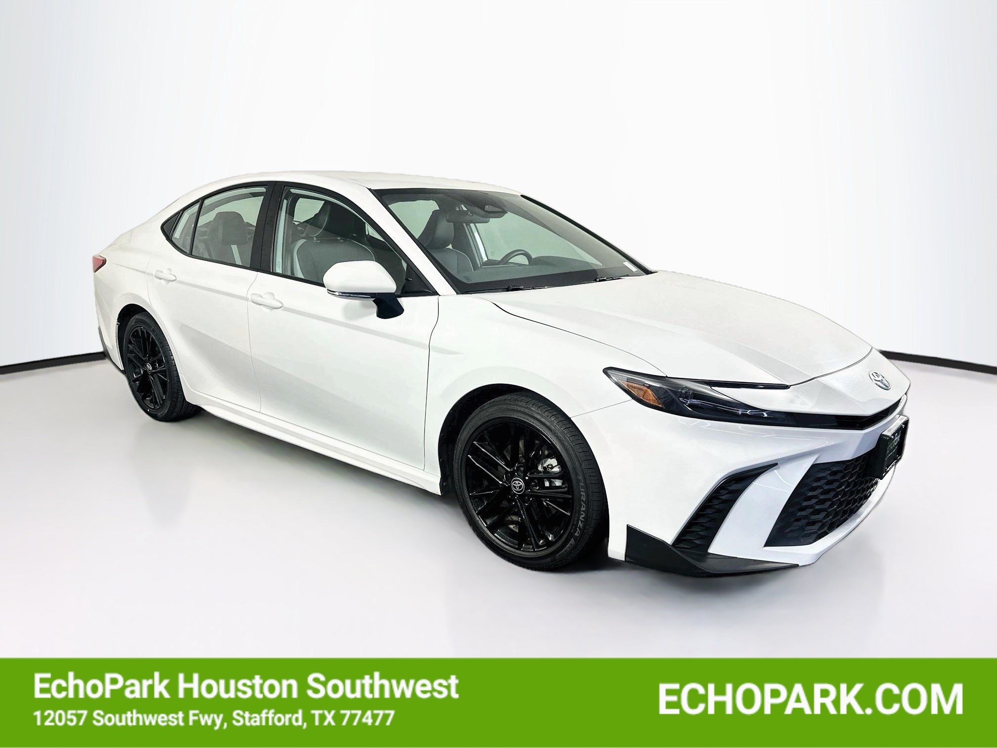 Used 2025 Toyota Camry SE FWD image 1