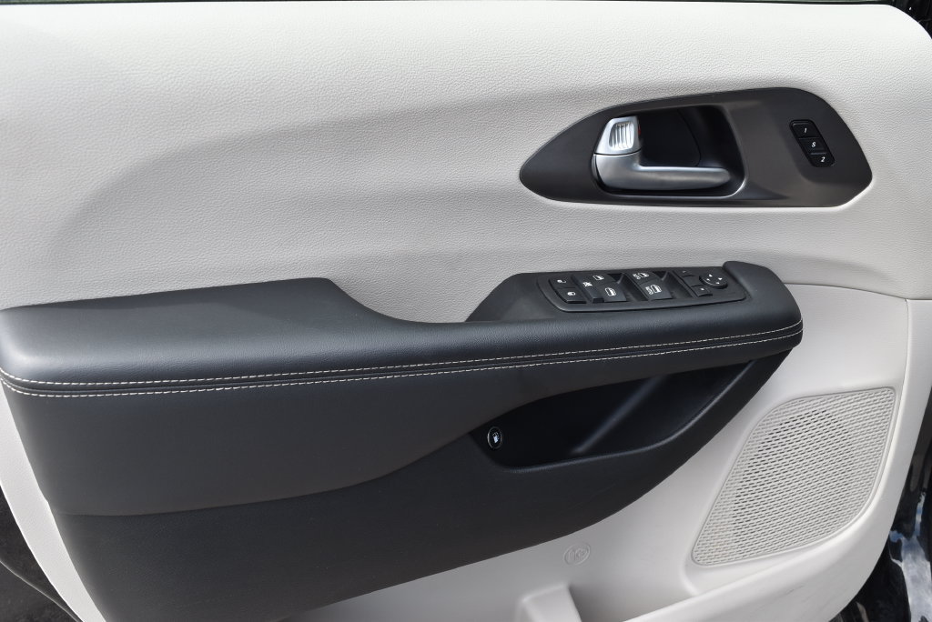 Used 2024 Chrysler Pacifica Limited FWD image 9