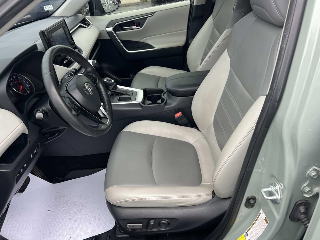Used 2020 Toyota RAV4 XLE Premium image 9