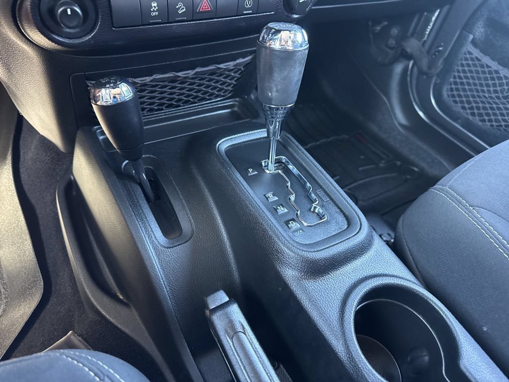 Used 2017 Jeep Wrangler Unlimited Sahara w/ Connectivity Group AWD/4WD image 17