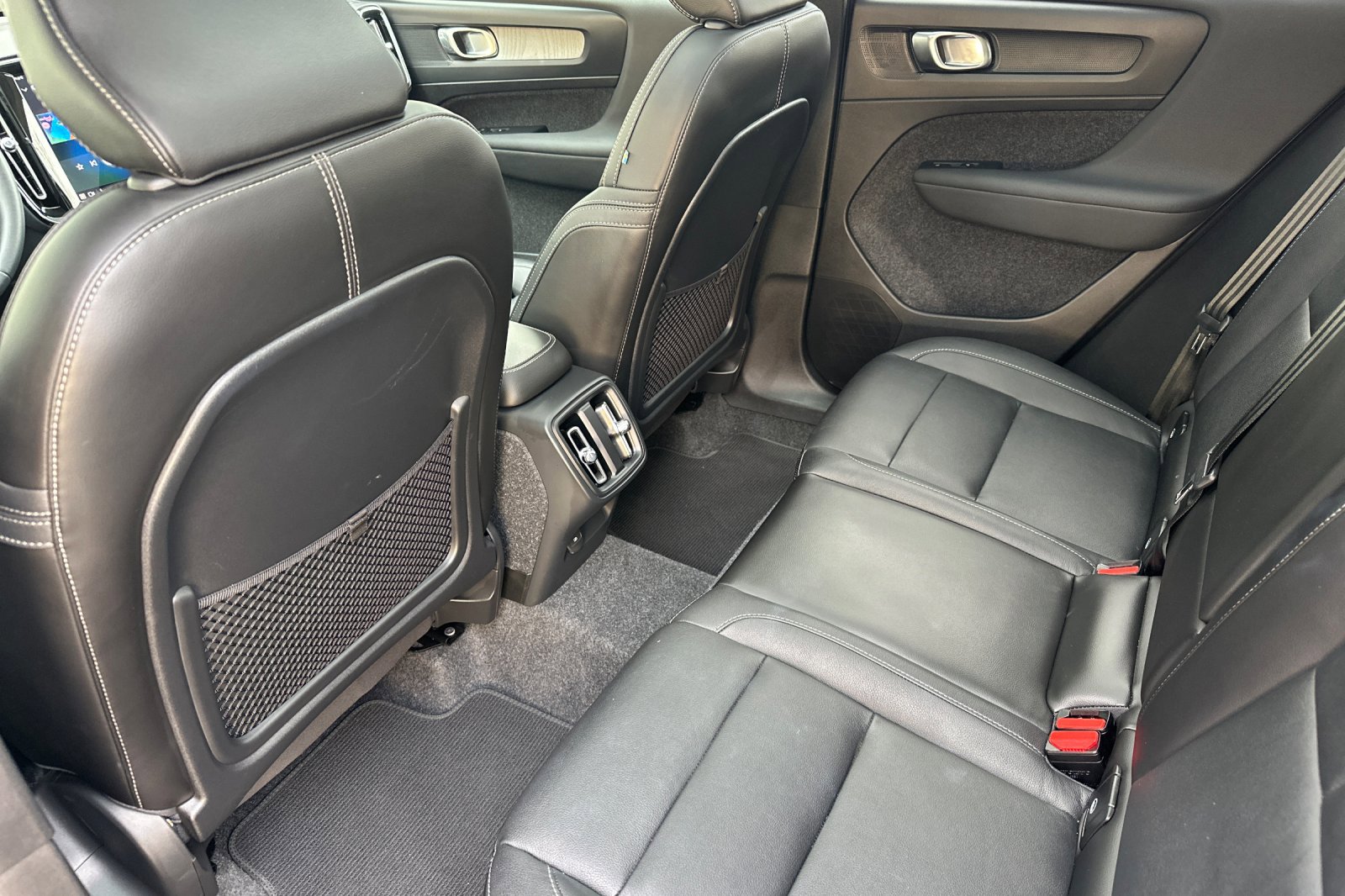 Certified 2025 Volvo XC40 B5 Plus image 14