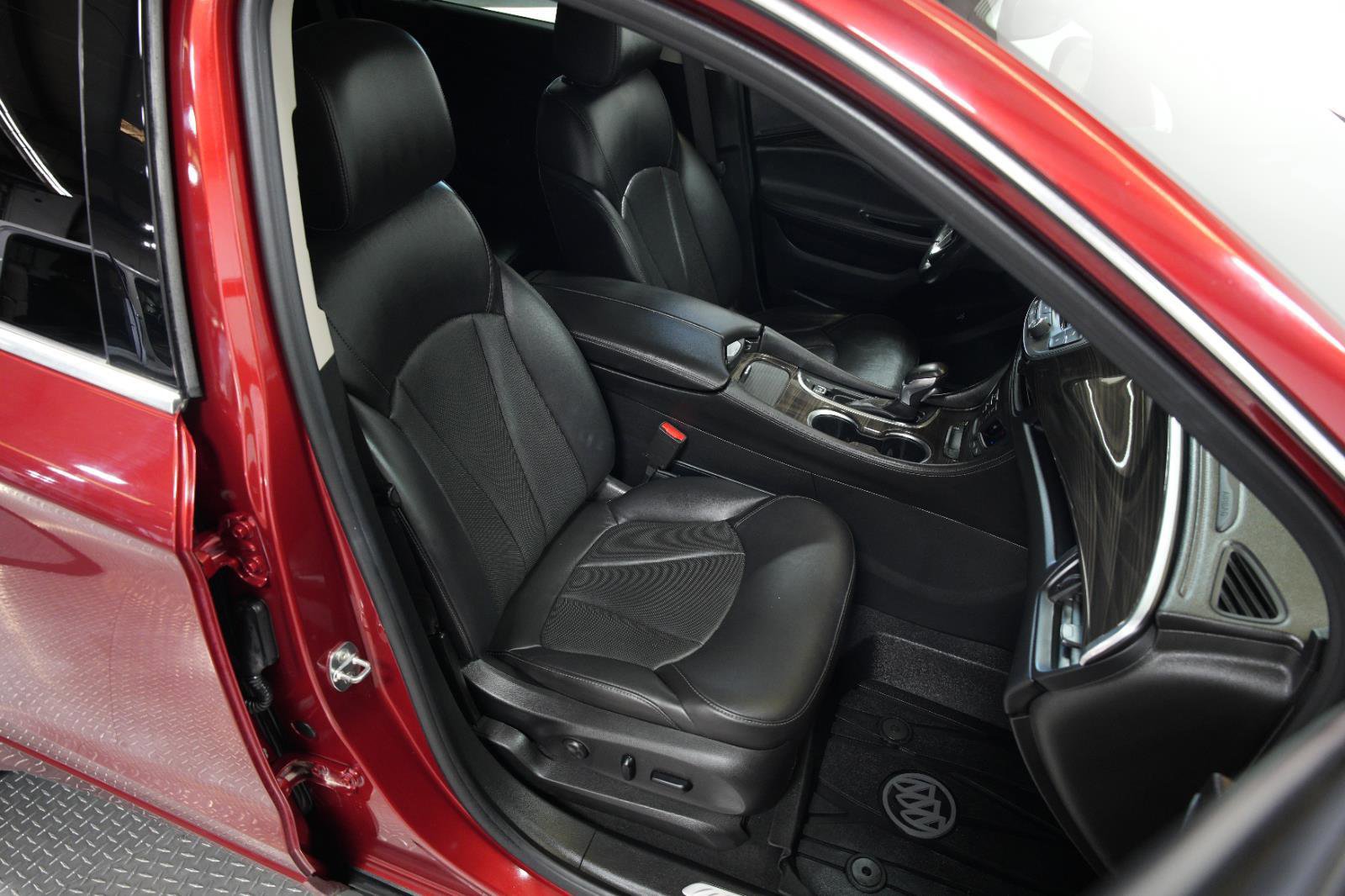 Used 2019 Buick Envision Essence image 18