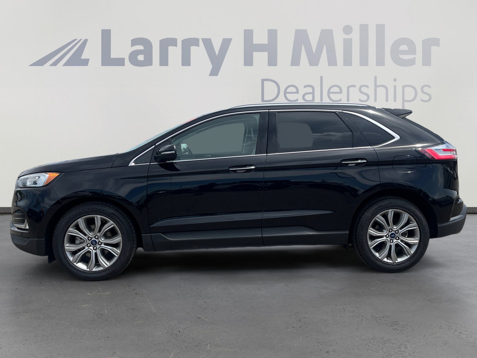 Used 2019 Ford Edge Titanium image 2