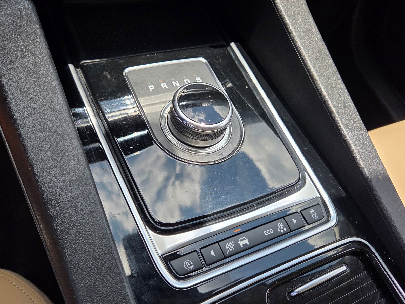 Used 2019 Jaguar F-PACE AWD/4WD image 24