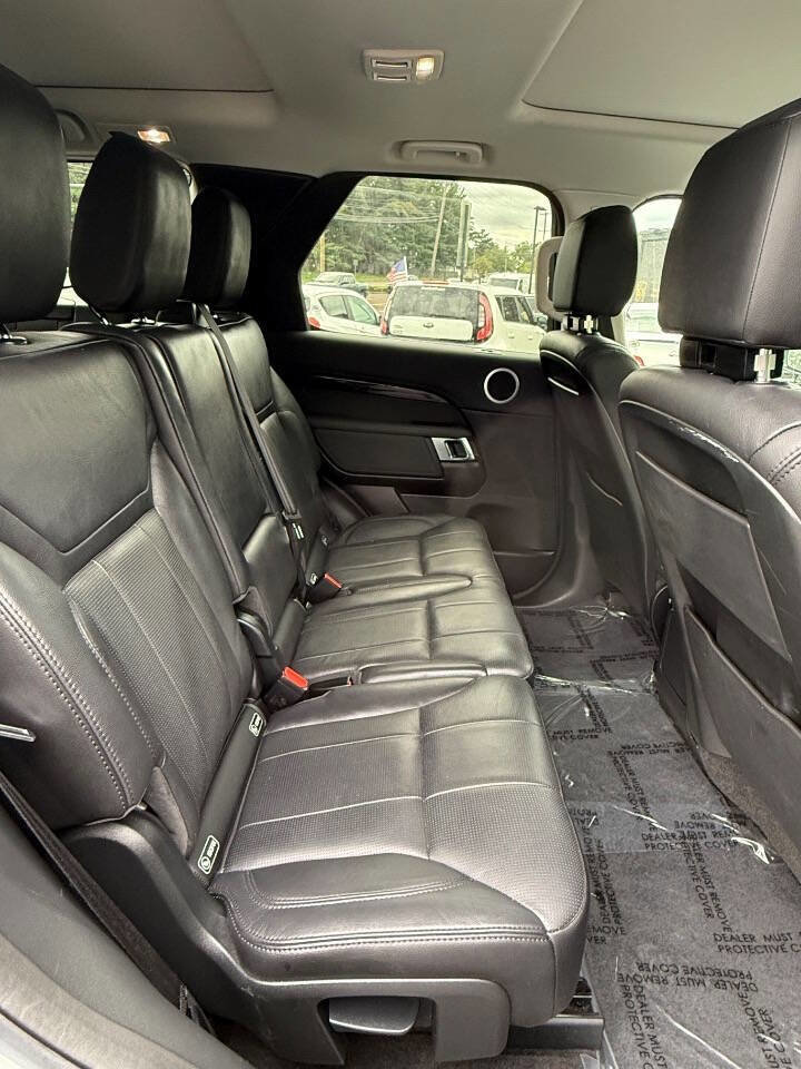Used 2018 Land Rover Discovery SE image 19