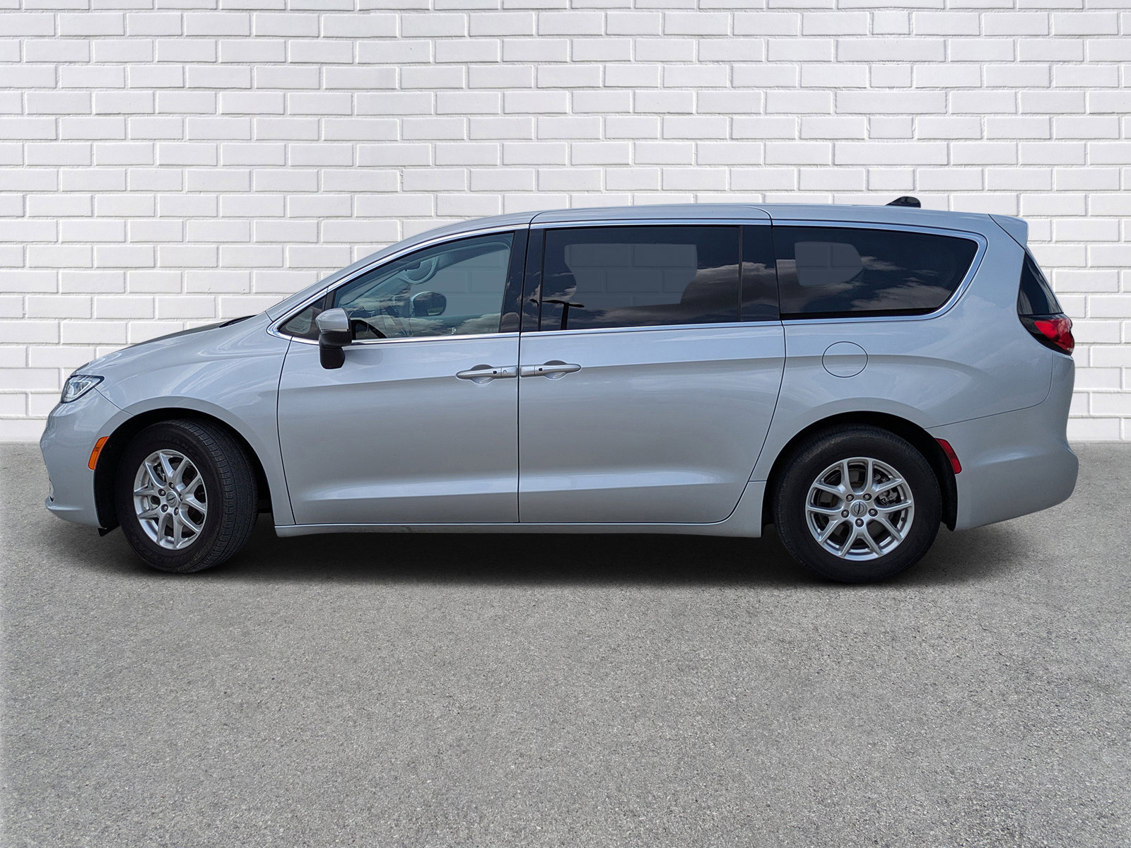 Used 2023 Chrysler Pacifica Touring-L FWD image 2
