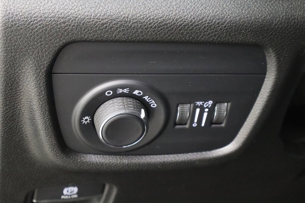 Used 2023 Jeep Grand Cherokee Altitude AWD/4WD image 24