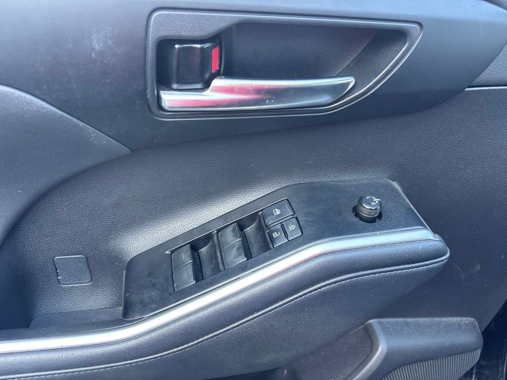 Used 2021 Toyota Highlander XLE FWD image 17