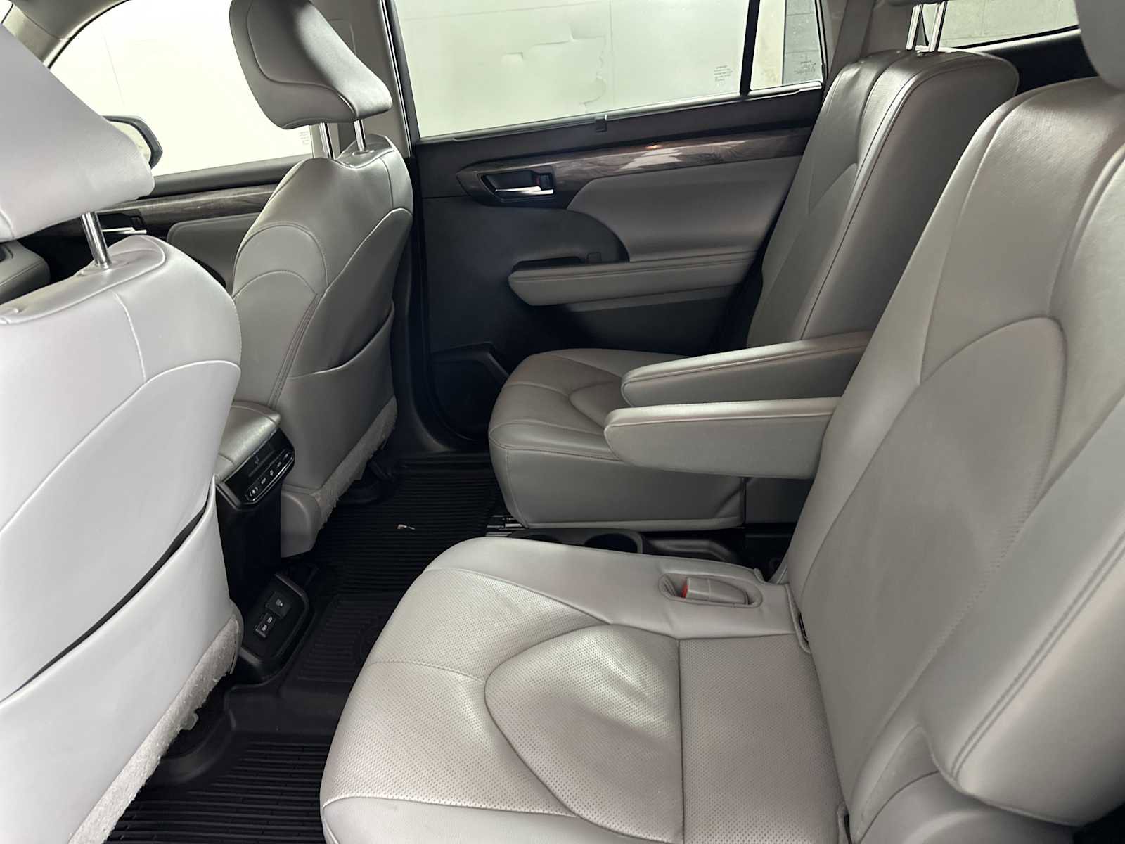 Used 2023 Toyota Highlander Limited image 32