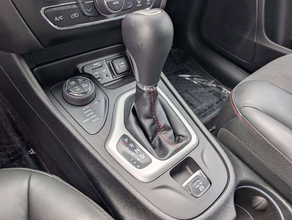 Used 2018 Jeep Cherokee Trailhawk w/ Cold Weather Group AWD/4WD image 29