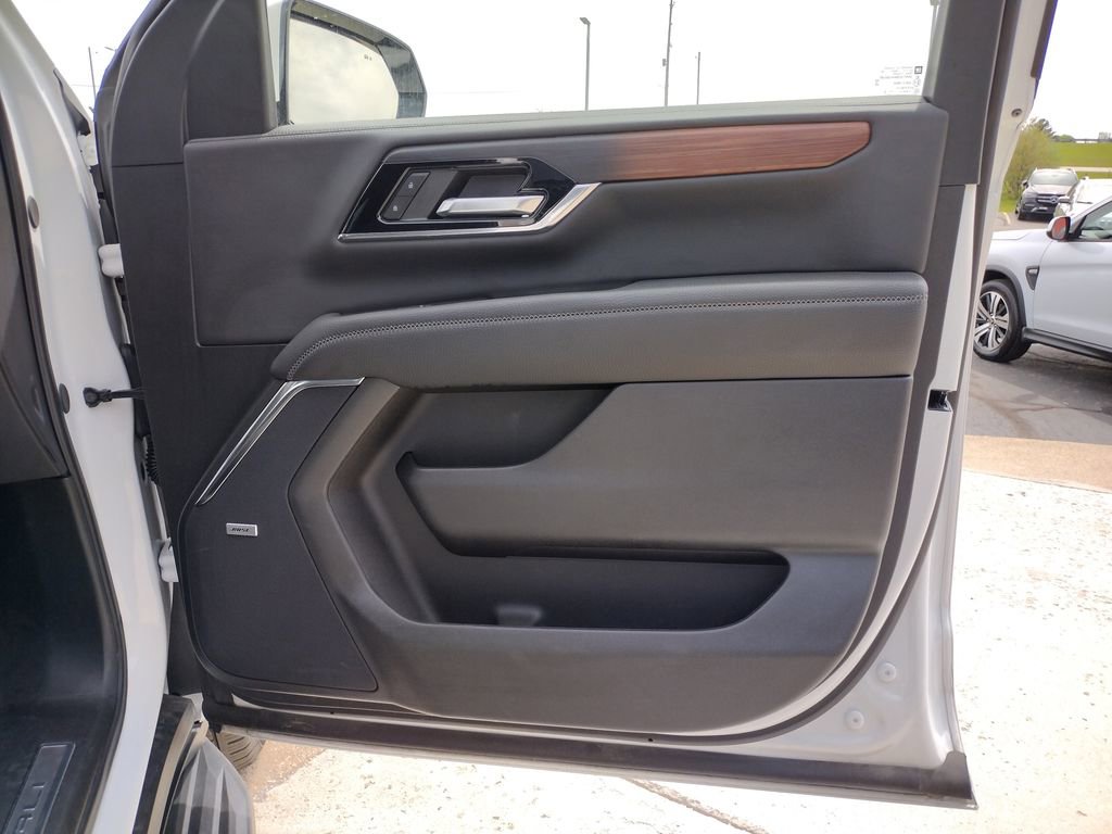 Used 2025 GMC Yukon XL Denali AWD/4WD image 34