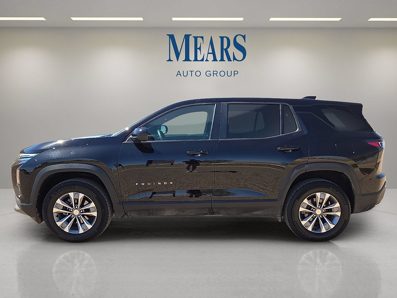 Used 2025 Chevrolet Equinox LT AWD/4WD image 2