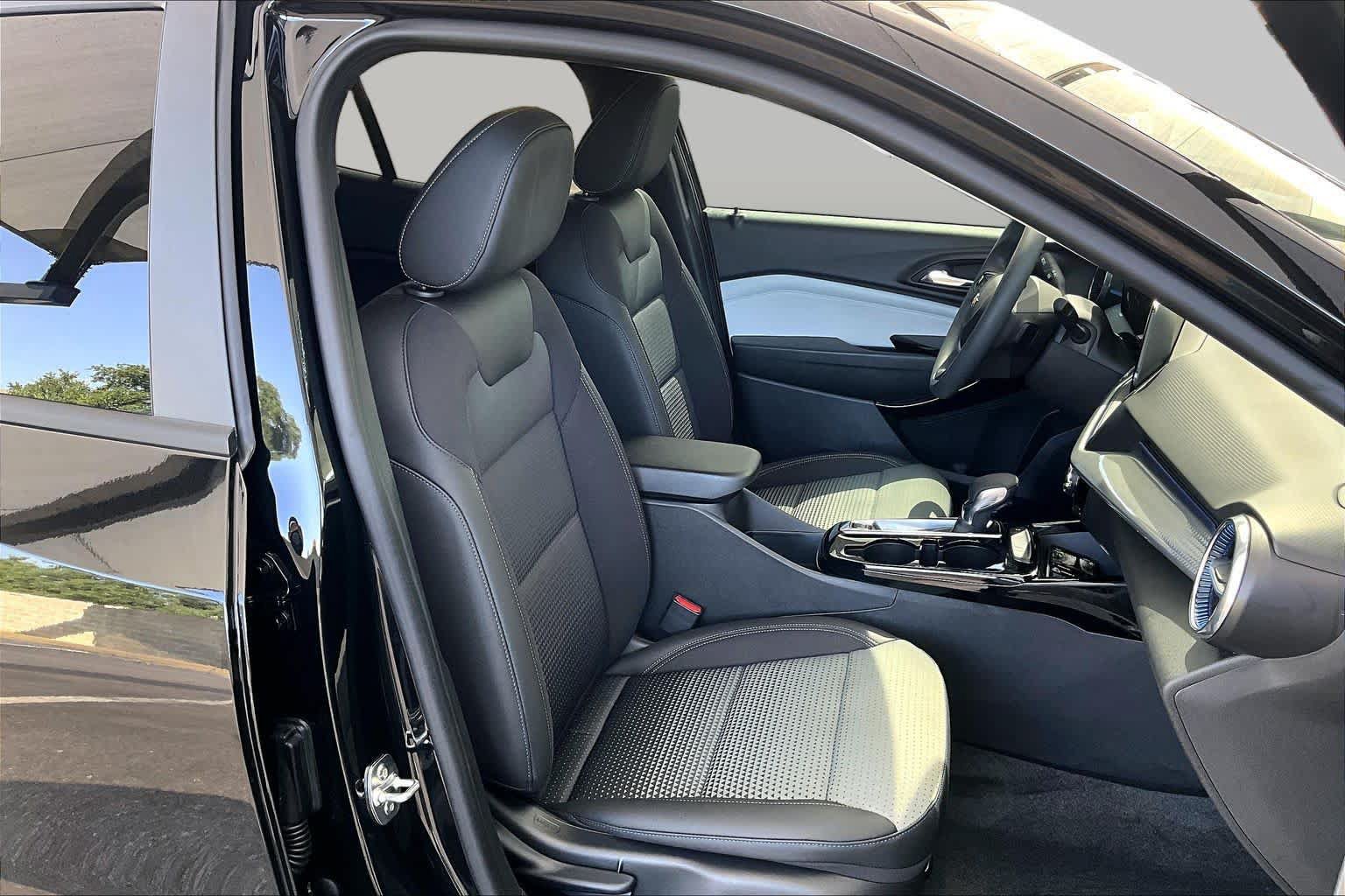 Used 2026 Chevrolet Trax LT FWD image 9