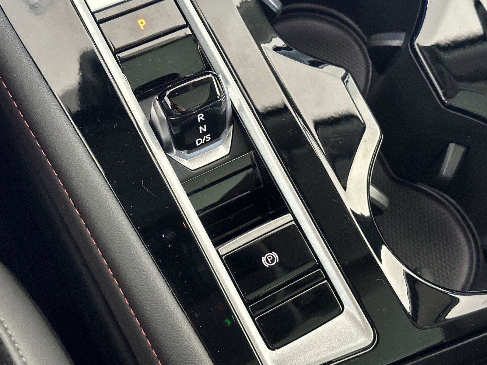 Used 2025 Volkswagen Atlas Peak Edition SE image 21