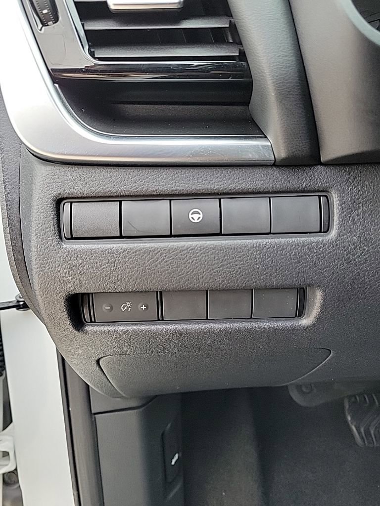 Certified 2022 Nissan Rogue SV image 25