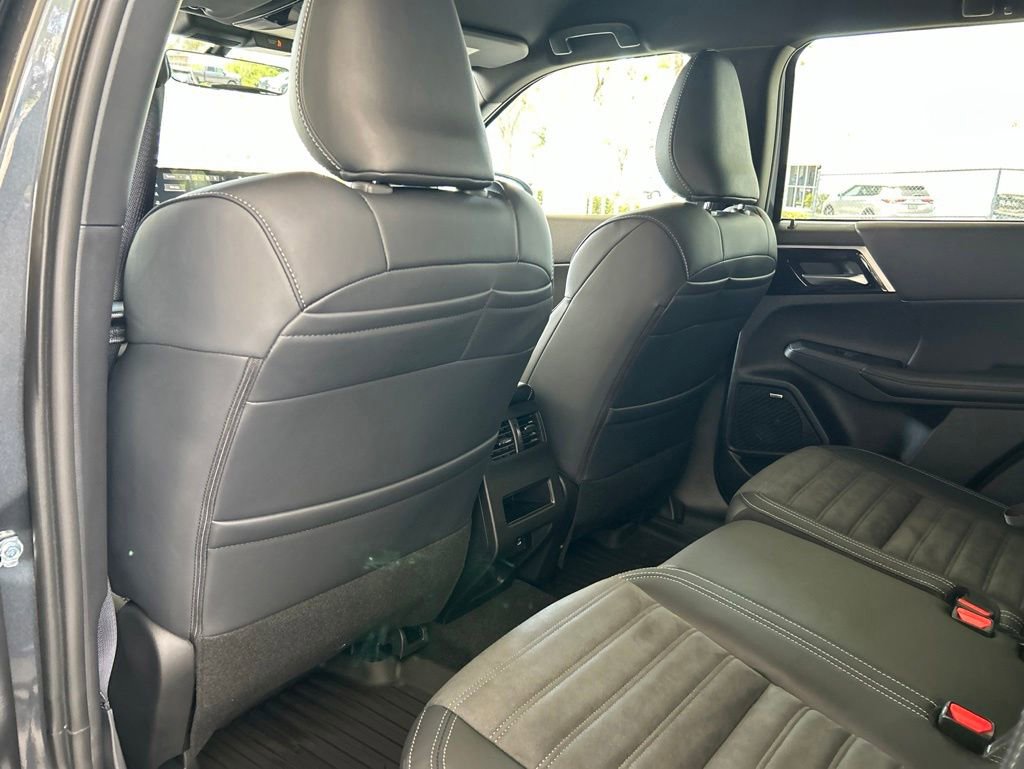 New 2026 Mitsubishi Outlander LE FWD image 32
