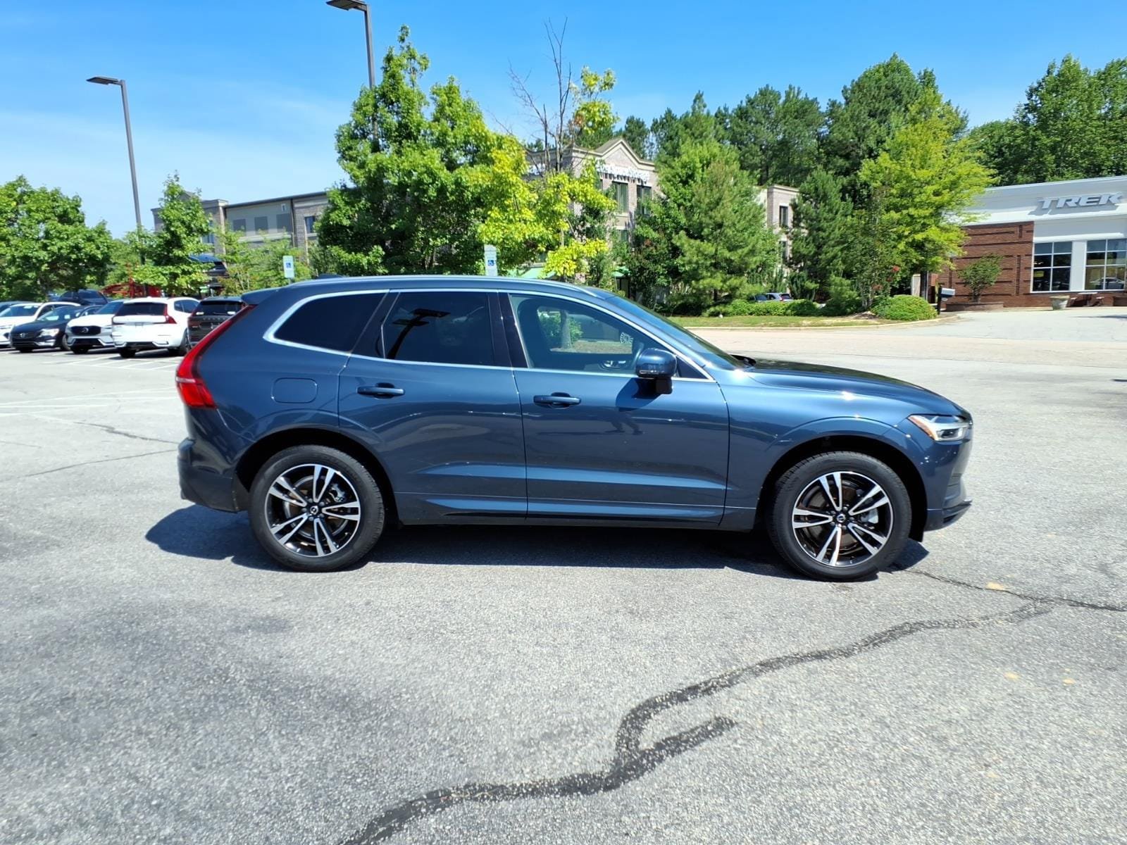 Used 2020 Volvo XC60 T6 Momentum AWD/4WD image 2
