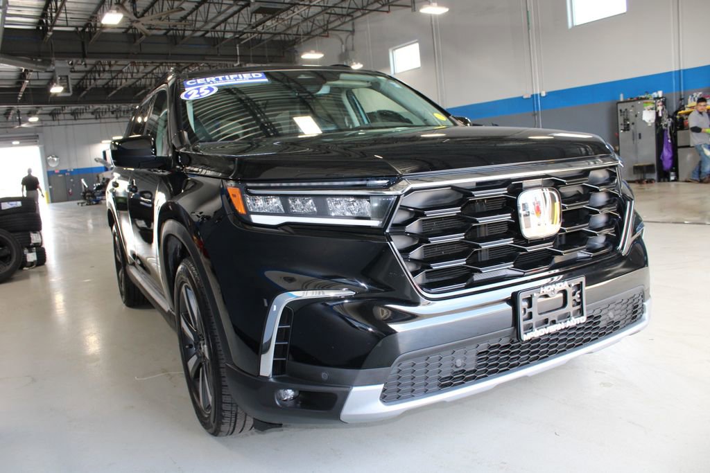 Used 2025 Honda Pilot Touring image 4
