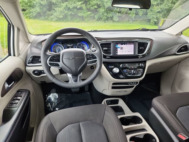 Used 2022 Chrysler Voyager LX FWD image 35