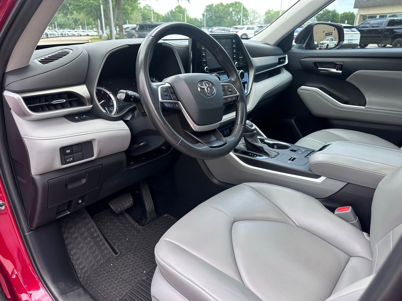 Used 2022 Toyota Highlander XLE image 23