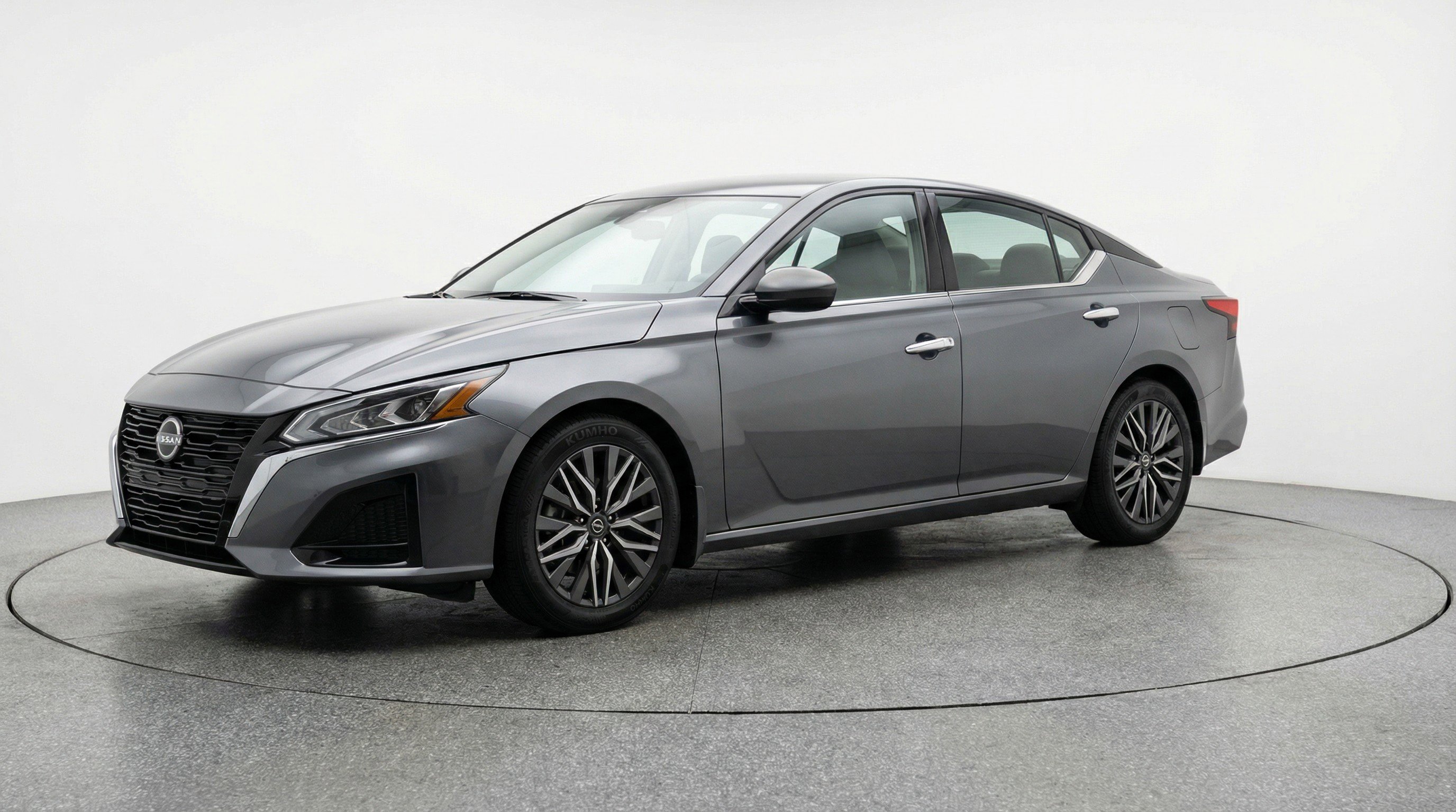 Used 2025 Nissan Altima 2.5 SV FWD image 3