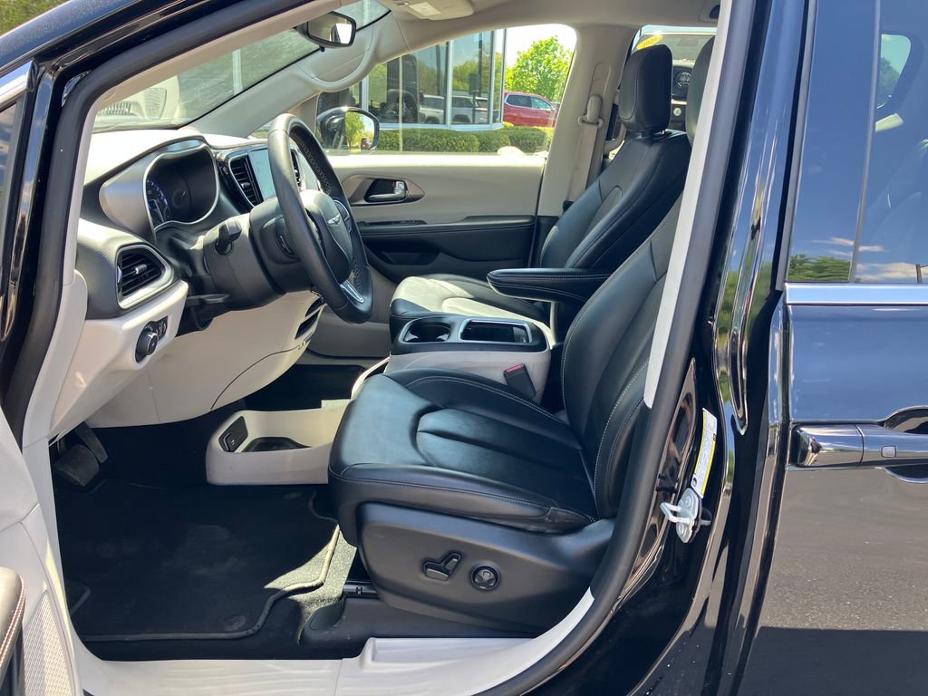 Used 2024 Chrysler Pacifica Touring-L FWD image 11