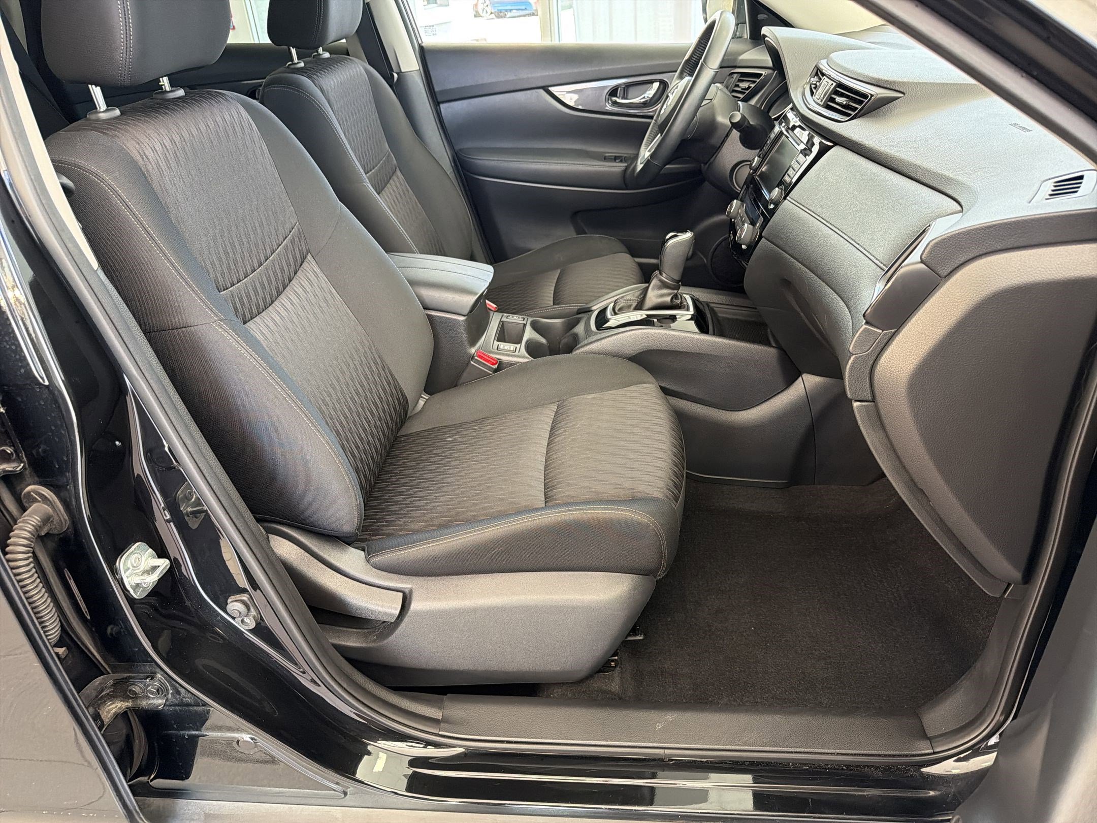 Used 2018 Nissan Rogue SV w/ Premium Package AWD/4WD image 30