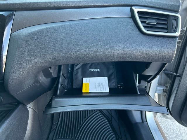 Used 2015 Nissan Rogue SV image 28