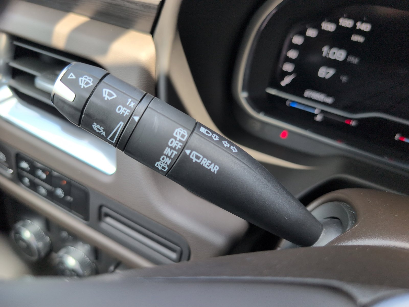 Used 2023 GMC Yukon XL SLT w/ SLT Luxury Package image 28