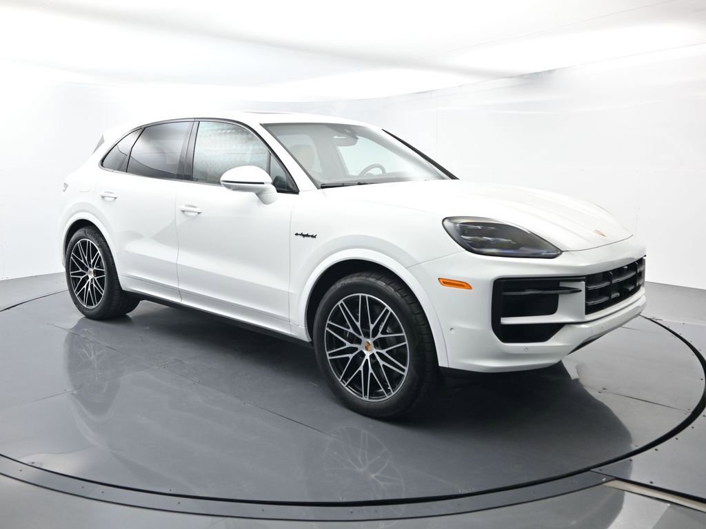 Certified 2025 Porsche Cayenne E-Hybrid w/ Premium Package Plus image 17