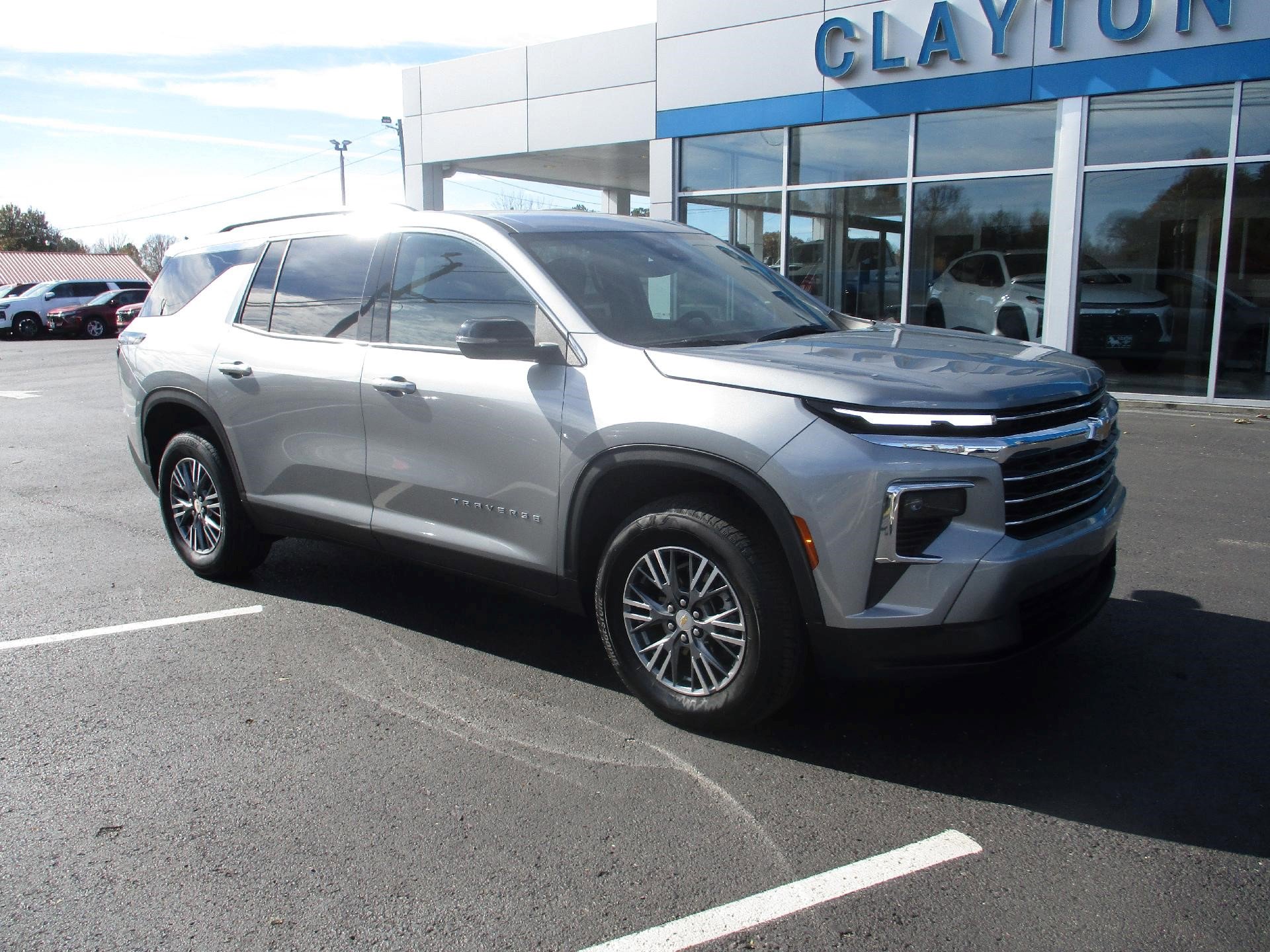 Used 2025 Chevrolet Traverse LT image 6