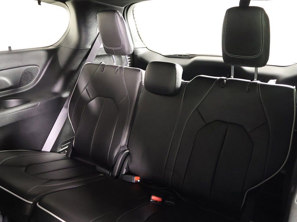 Used 2023 Chrysler Pacifica Limited w/ Uconnect Theater Family Group image 36