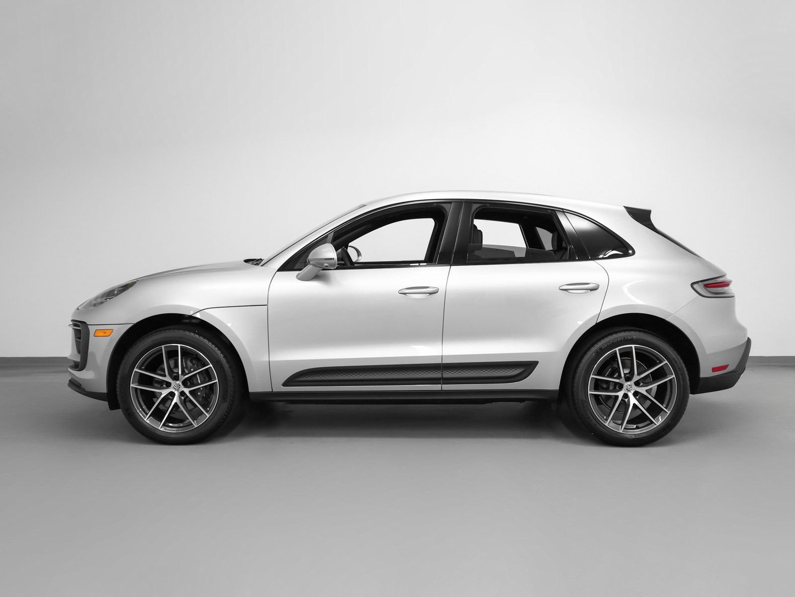 Certified 2025 Porsche Macan image 2