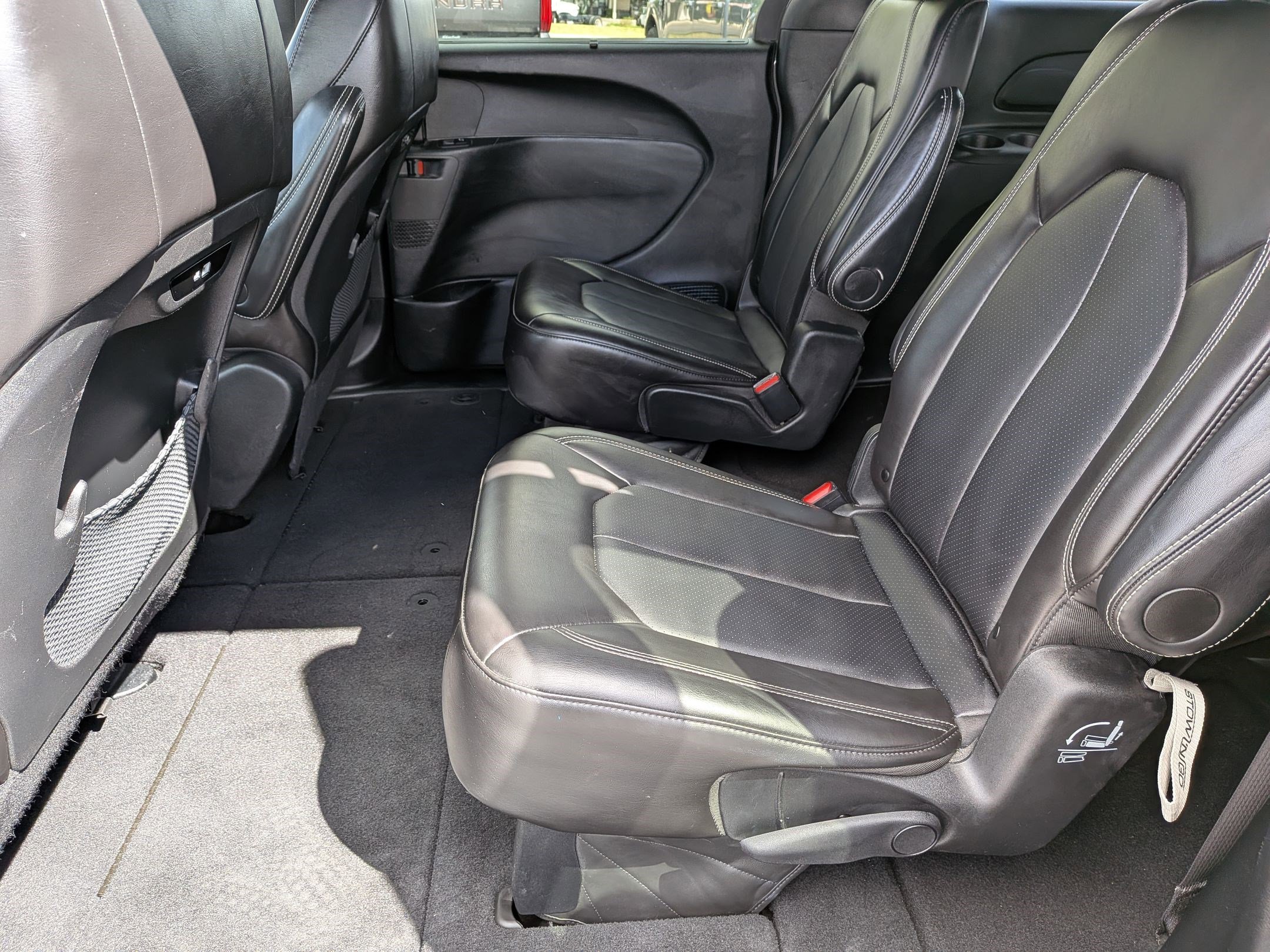 Used 2025 Chrysler Pacifica Select image 28