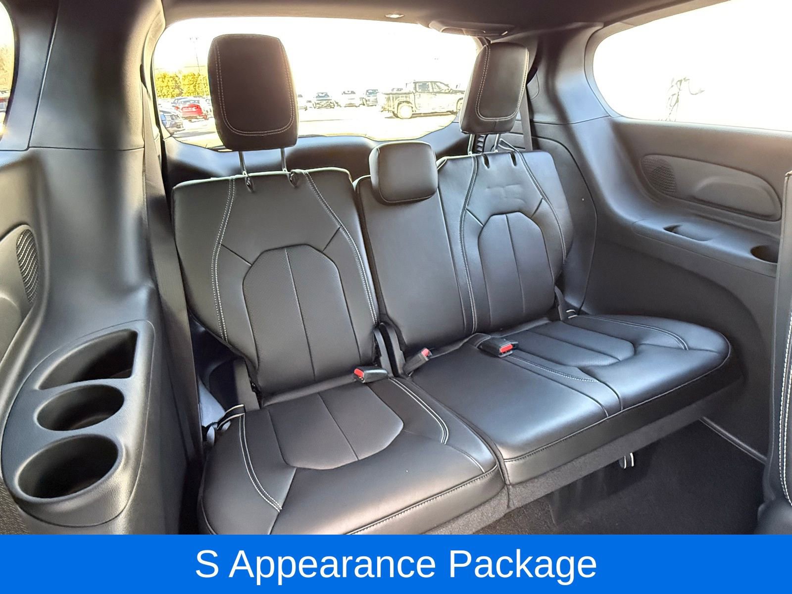 Used 2023 Chrysler Pacifica Touring-L w/ Uconnect Theater Family Group image 17