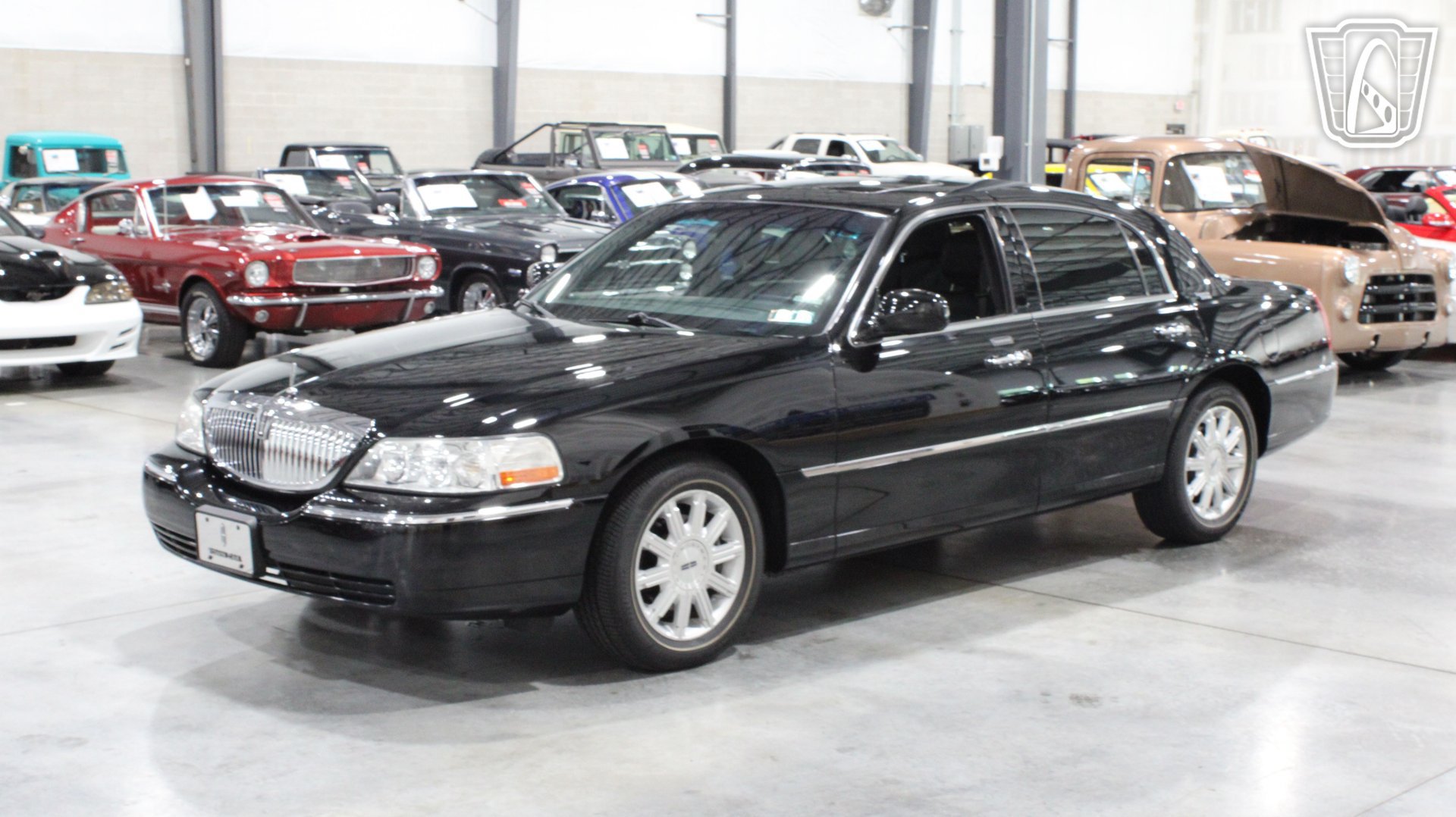 Used 2006 Lincoln Town Car Signature Limited RWD image 2