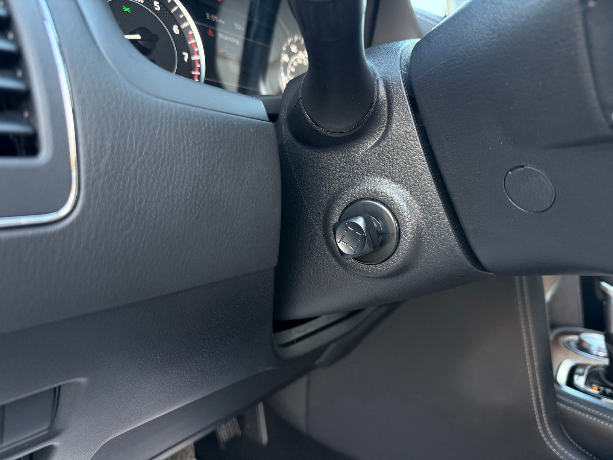 Used 2024 Nissan Armada SL w/ Captain's Chairs Package image 46