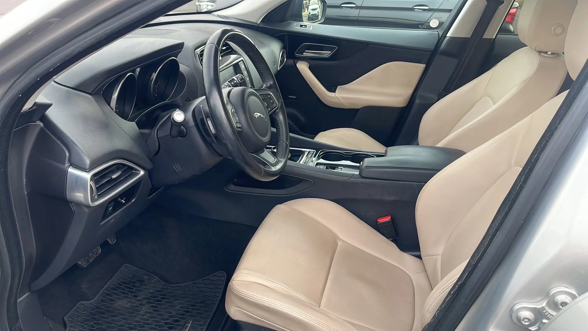 Used 2017 Jaguar F-PACE Premium image 25