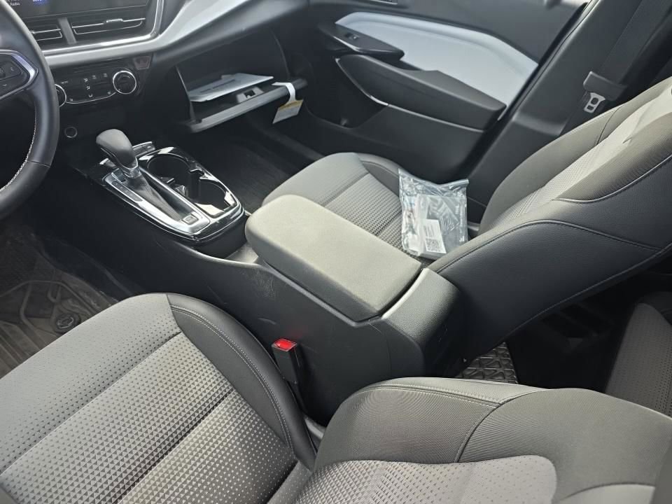 Used 2025 Chevrolet Trax LT w/ LT Convenience Package image 13