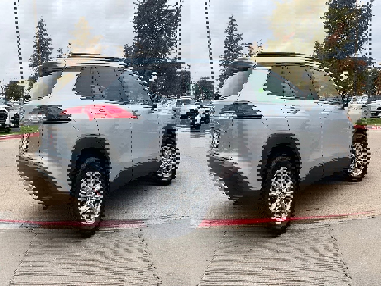 Used 2025 Toyota Corolla Cross LE image 6