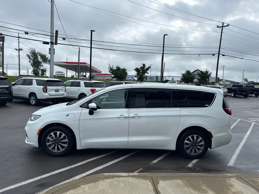 Used 2023 Chrysler Pacifica Touring-L FWD image 4