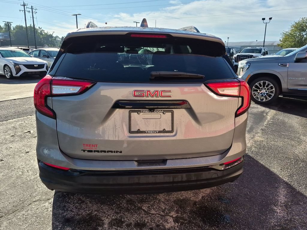Used 2024 GMC Terrain SLE w/ Driver Convenience Package FWD image 3