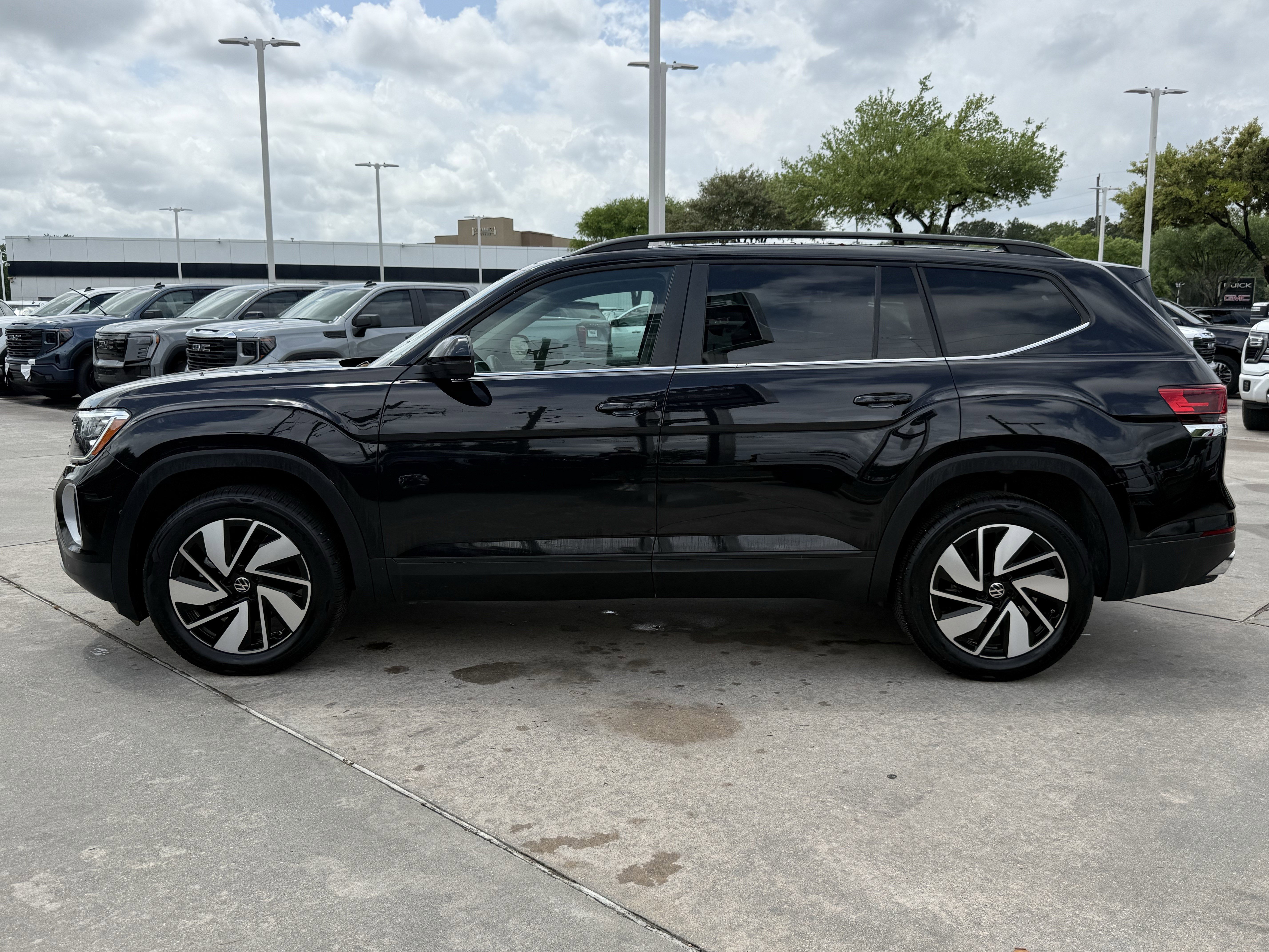 Used 2025 Volkswagen Atlas SE image 8