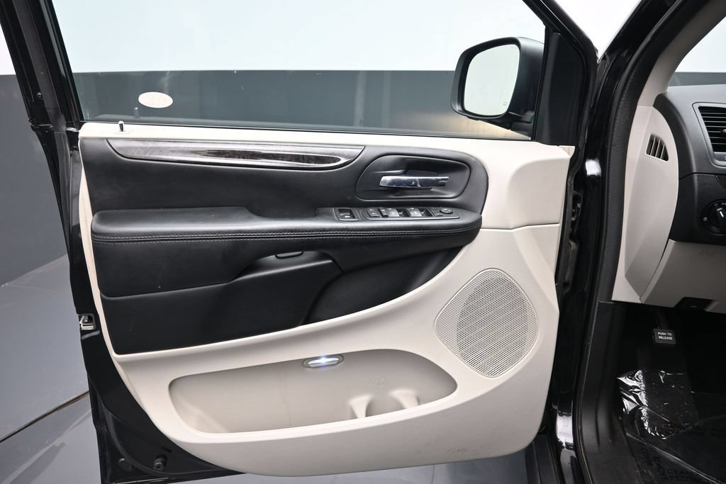 Used 2016 Dodge Grand Caravan SXT FWD image 18