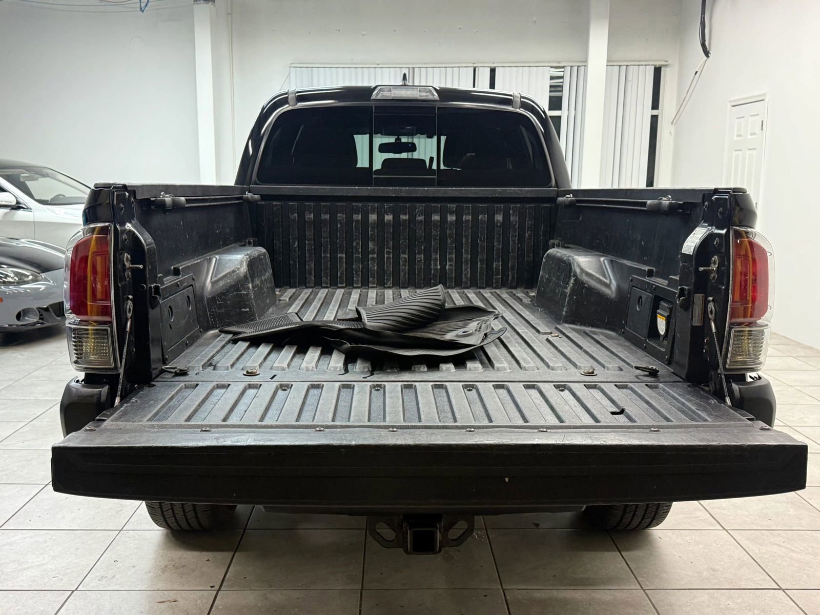 Used 2017 Toyota Tacoma TRD Sport image 17