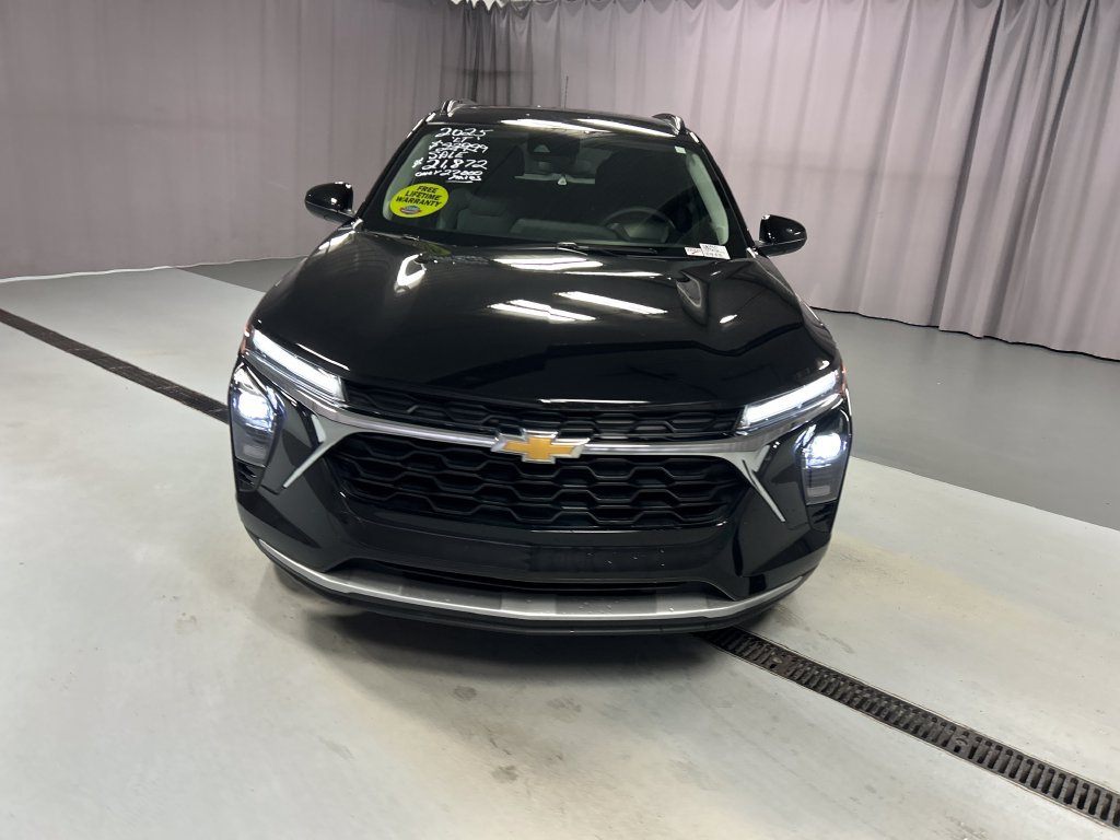 Used 2025 Chevrolet Trax LT FWD image 2