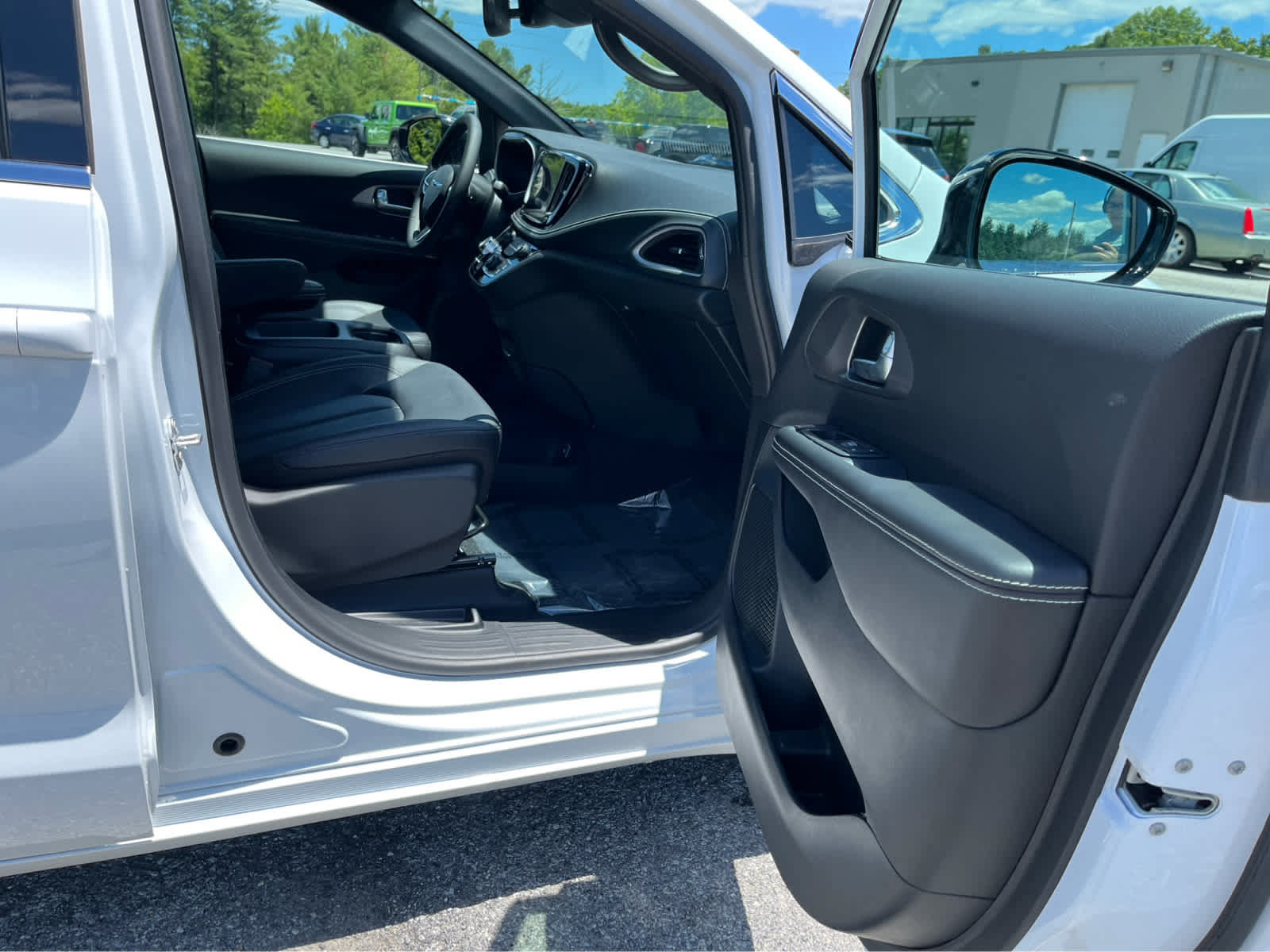 New 2026 Chrysler Pacifica Select FWD image 33