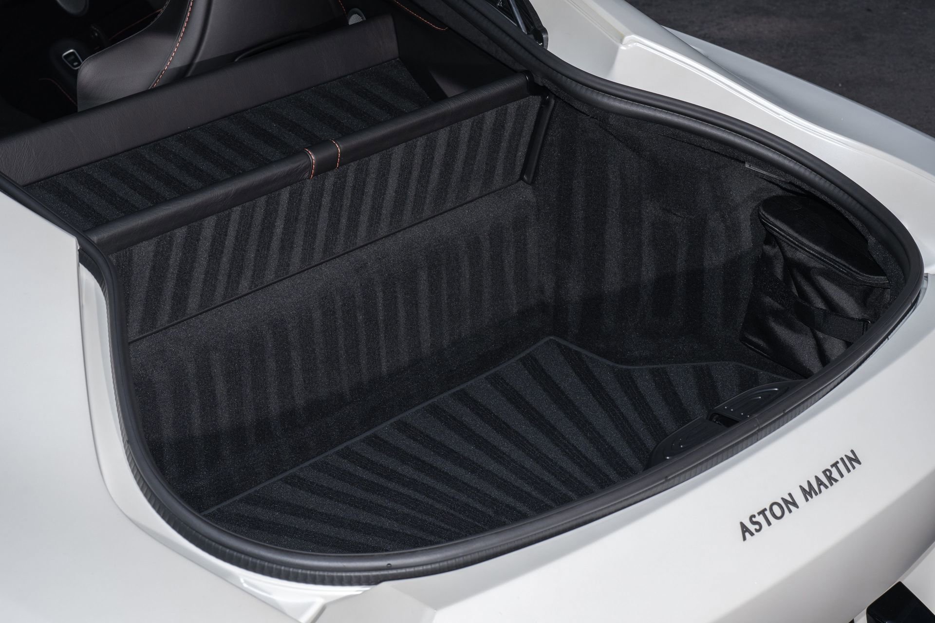 Used 2021 Aston Martin V8 Vantage Coupe RWD image 11